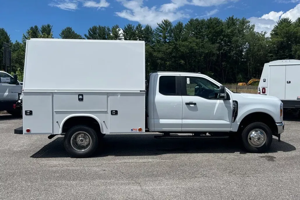 2025 Ford F-350 XL photo 1