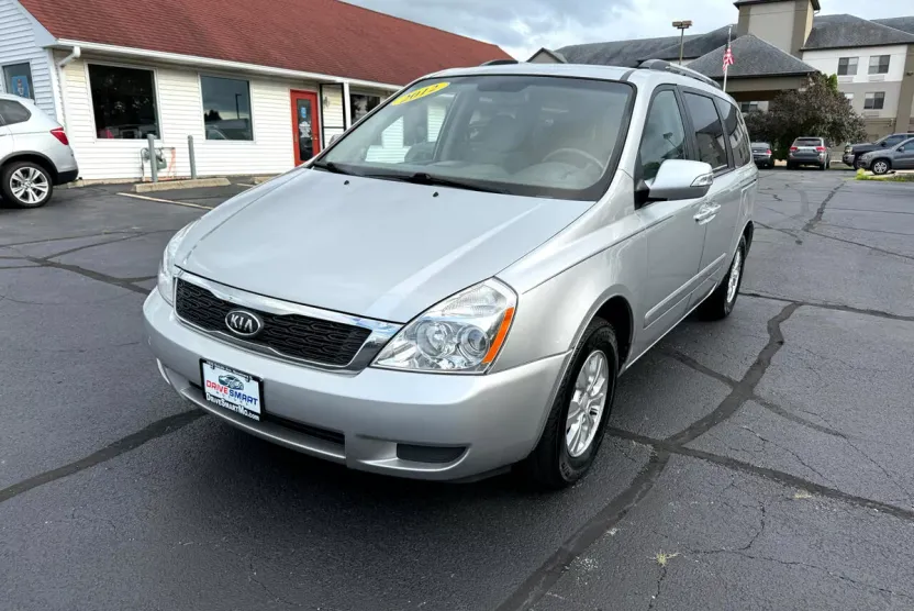 2012 Kia Sedona LX photo 1