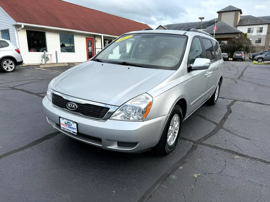 2012 Kia Sedona LX photo 1