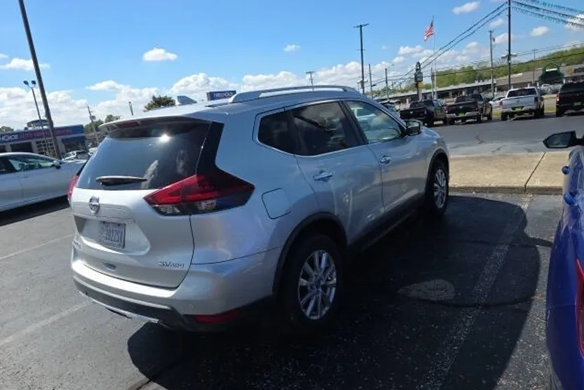 2019 Nissan Rogue SV photo 1