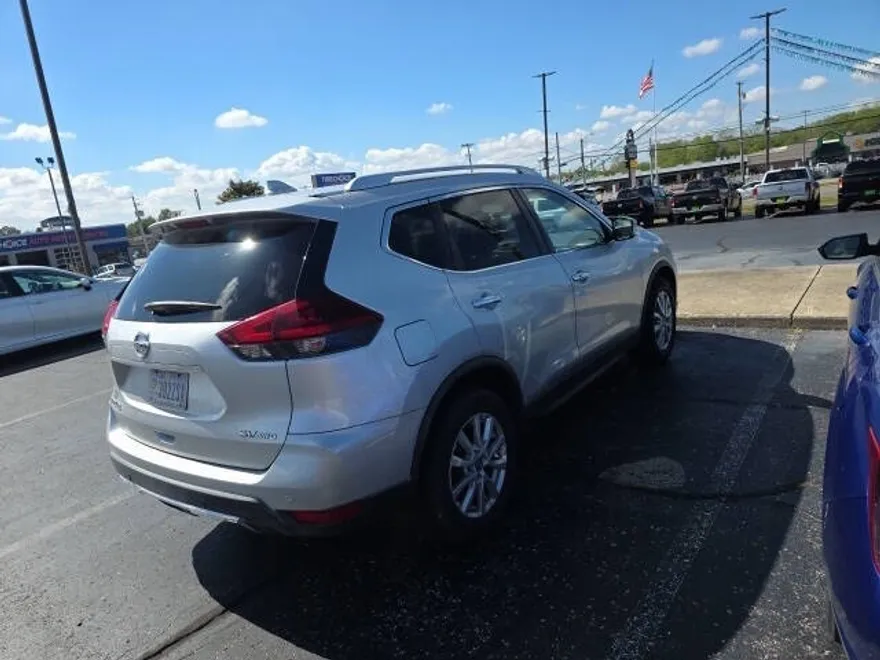2019 Nissan Rogue SV photo 1