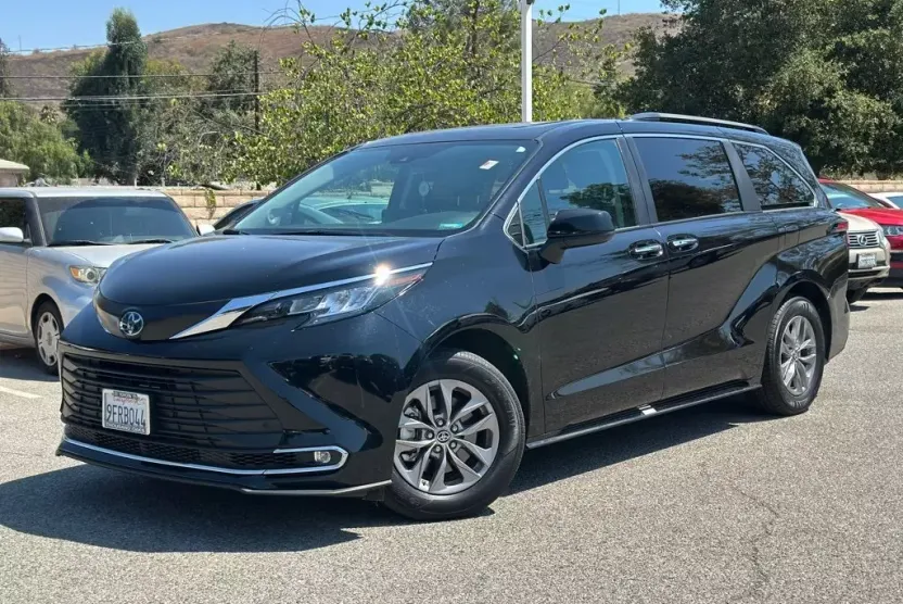 2023 Toyota Sienna XLE photo 1