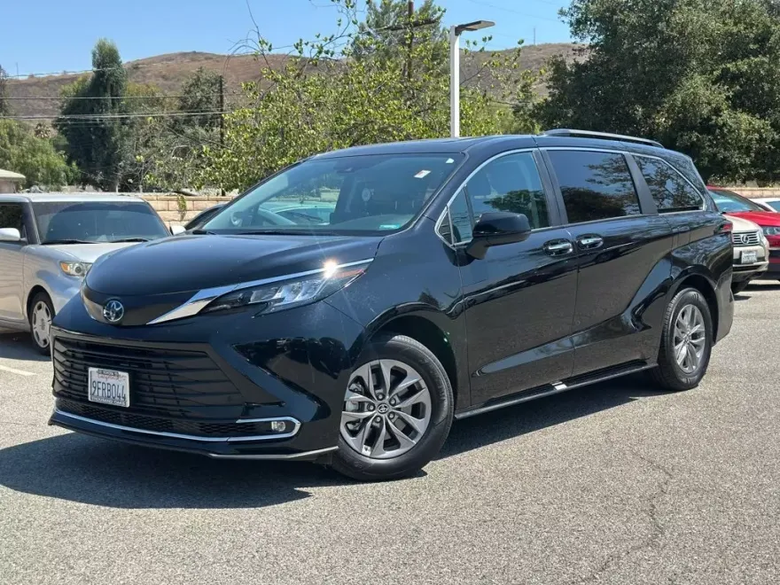 2023 Toyota Sienna XLE photo 1