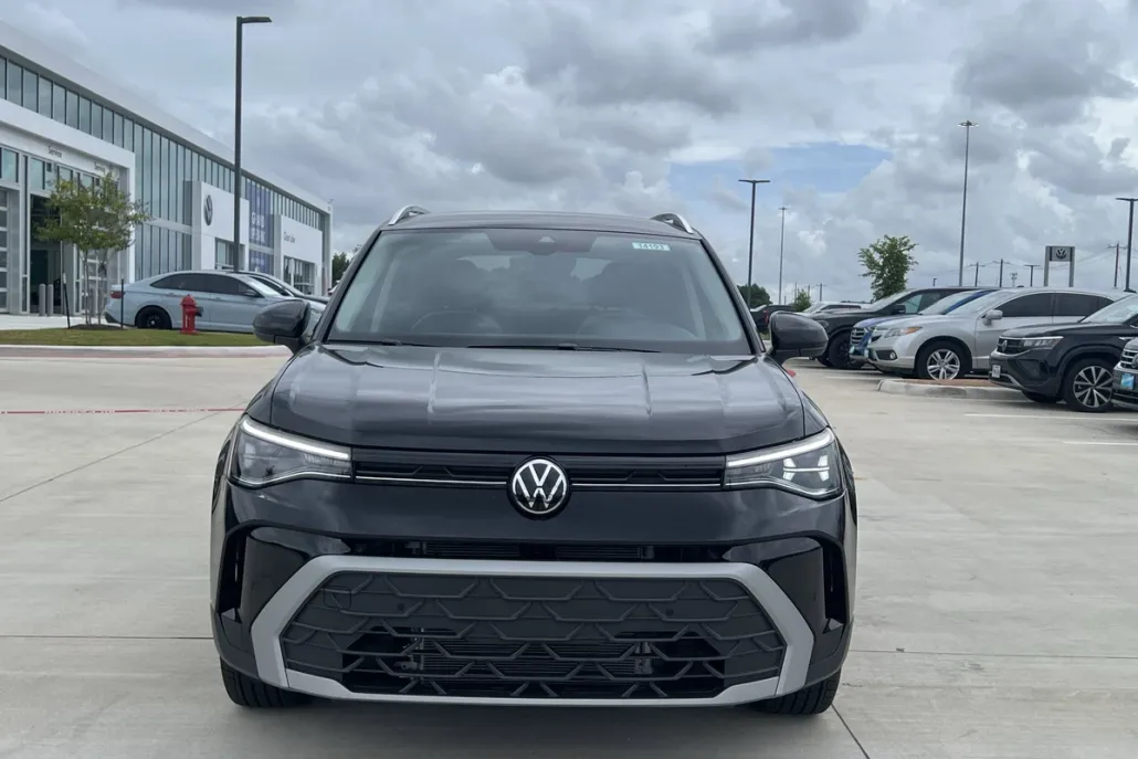 2025 Volkswagen Taos SE photo 1