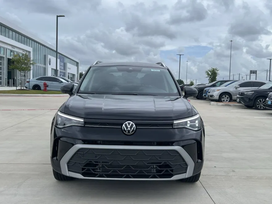 2025 Volkswagen Taos SE photo 1