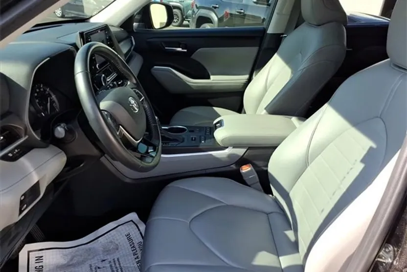 2021 Toyota Highlander XLE photo 1