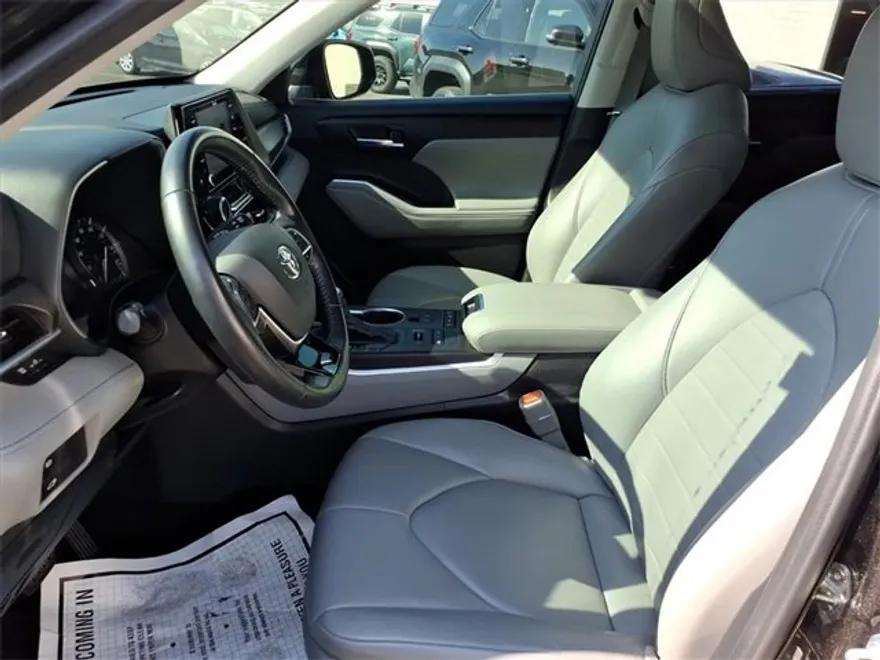 2021 Toyota Highlander XLE photo 1