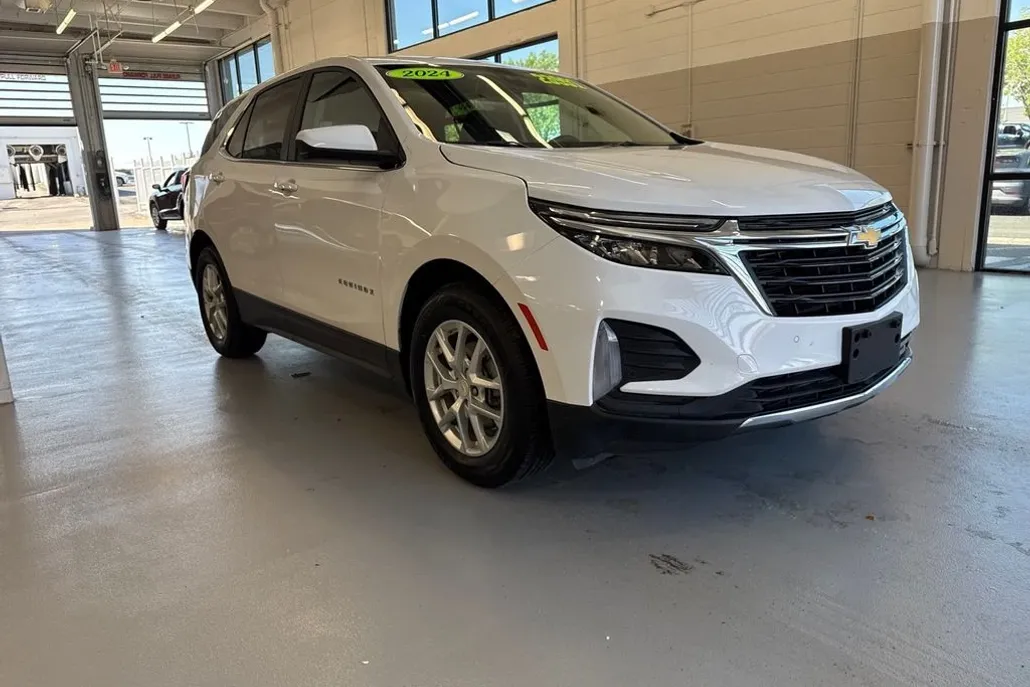 2024 Chevrolet Equinox LT photo 1
