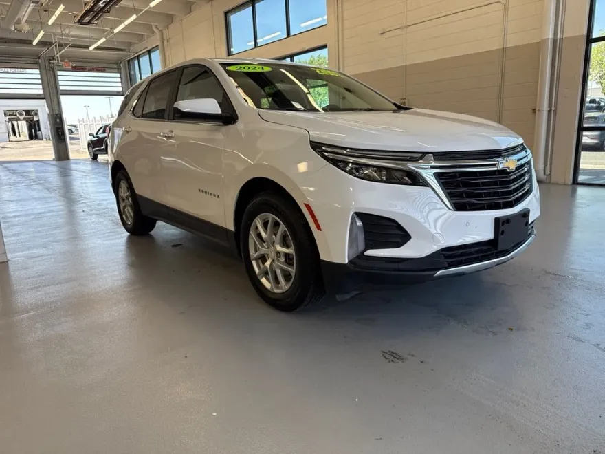 2024 Chevrolet Equinox LT photo 1
