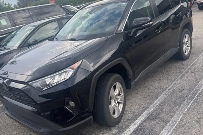 2021 Toyota RAV4 XLE photo 1