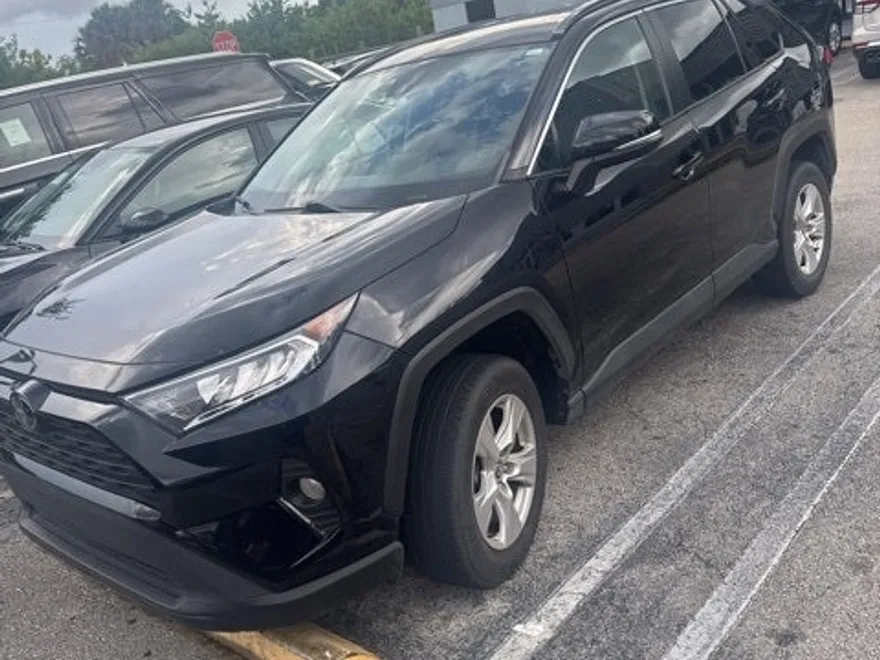 2021 Toyota RAV4 XLE photo 1