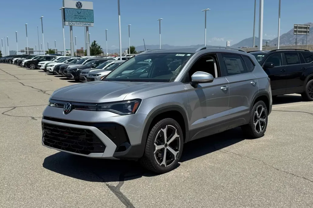 2025 Volkswagen Taos SEL photo 1