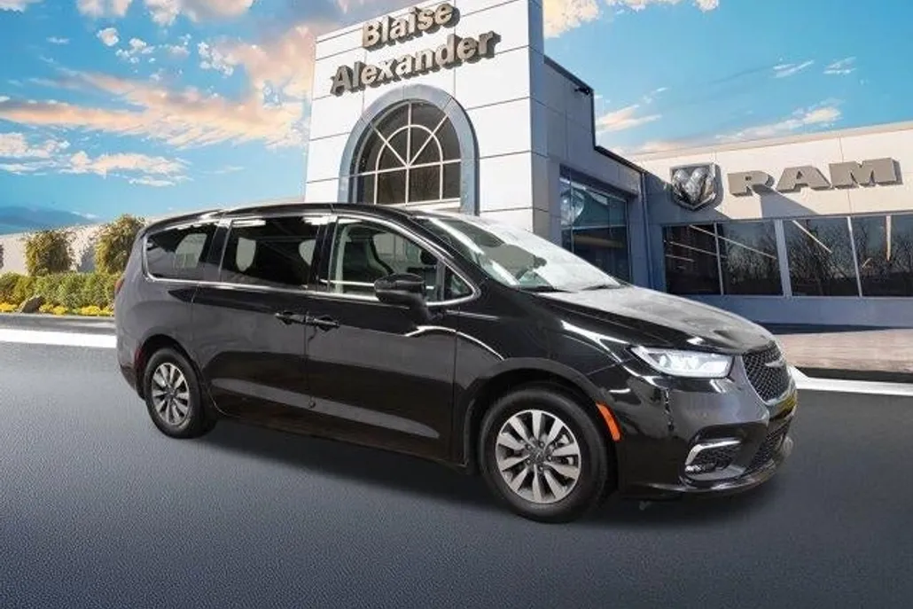 2023 Chrysler Pacifica Hybrid Touring L photo 1