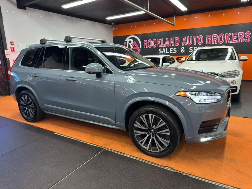 2020 Volvo XC90 Momentum photo 1