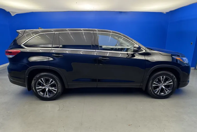 2017 Toyota Highlander LE Plus photo 1