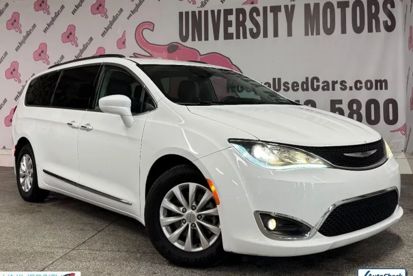 2017 Chrysler Pacifica Touring L photo 1