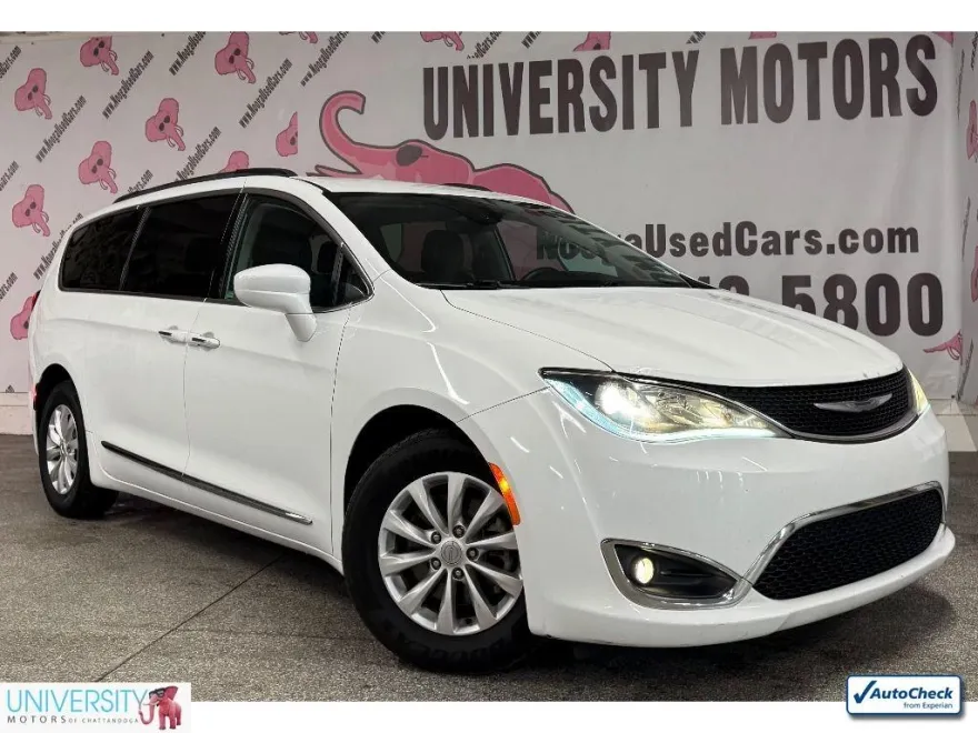 2017 Chrysler Pacifica Touring L photo 1