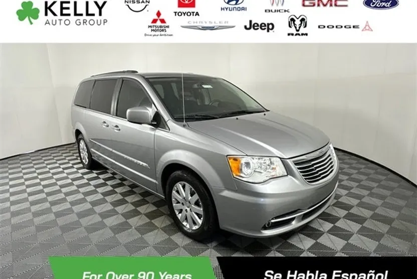 2016 Chrysler Town & Country Touring photo 1