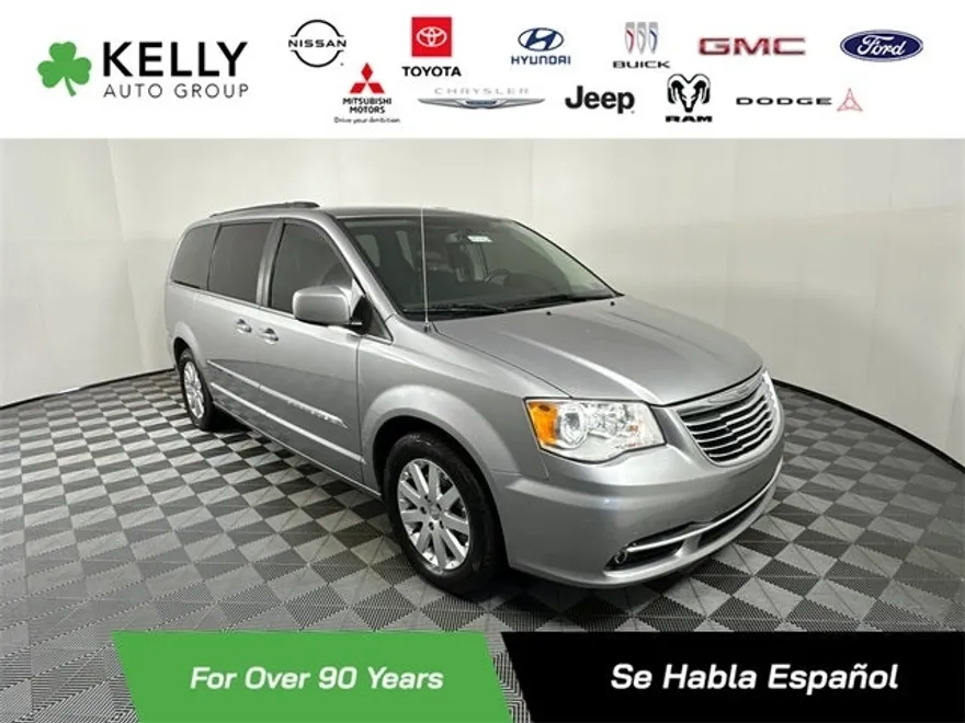 2016 Chrysler Town & Country Touring photo 1