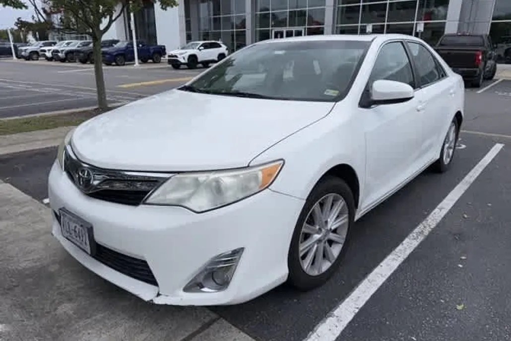 2014 Toyota Camry XLE photo 1