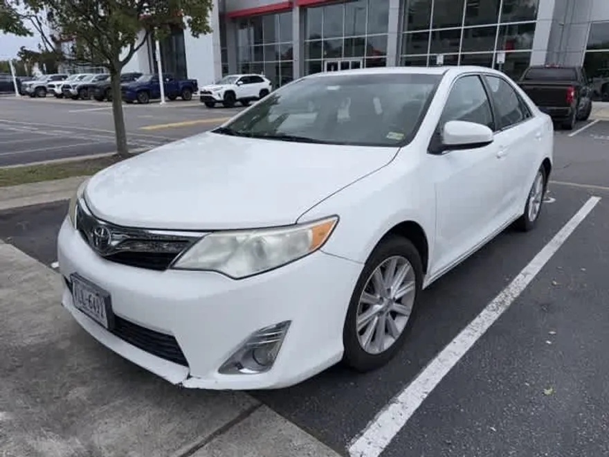 2014 Toyota Camry XLE photo 1