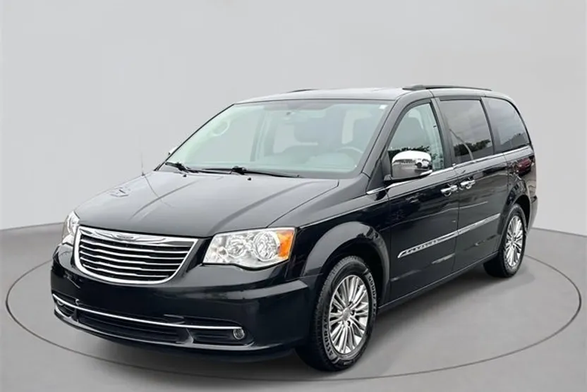 2014 Chrysler Town & Country photo 1