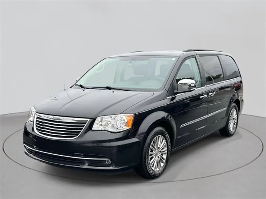 2014 Chrysler Town & Country photo 1