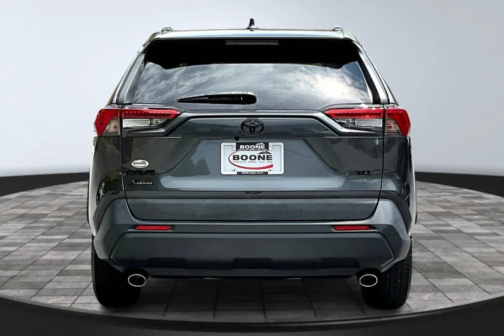 2020 Toyota RAV4 XLE photo 1