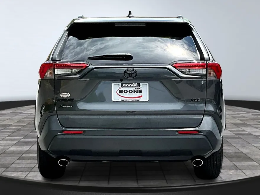 2020 Toyota RAV4 XLE photo 1