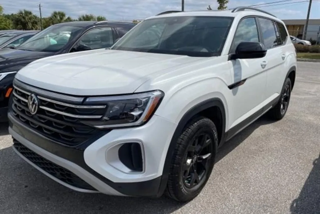 2024 Volkswagen Atlas Peak Edition SEL photo 1