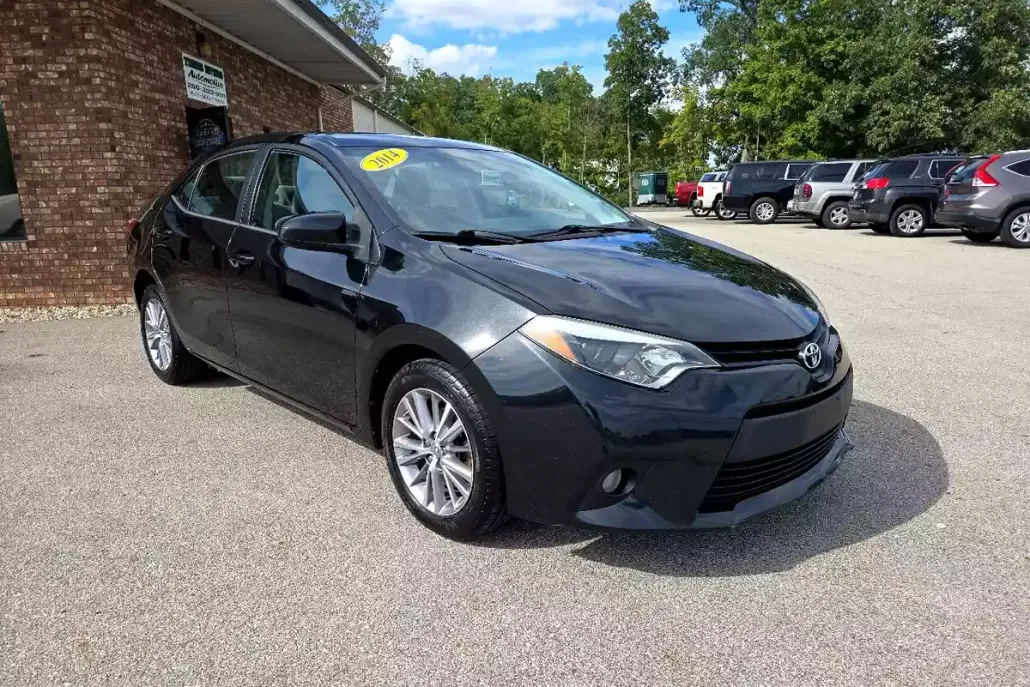 2014 Toyota Corolla LE Plus photo 1