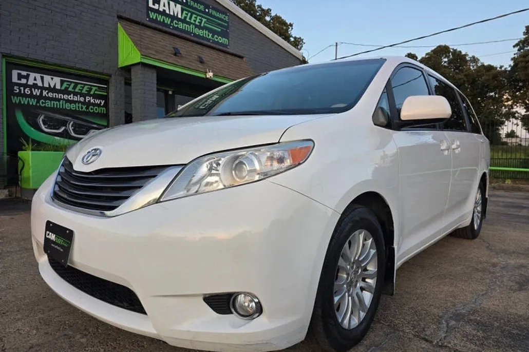 2013 Toyota Sienna XLE photo 1