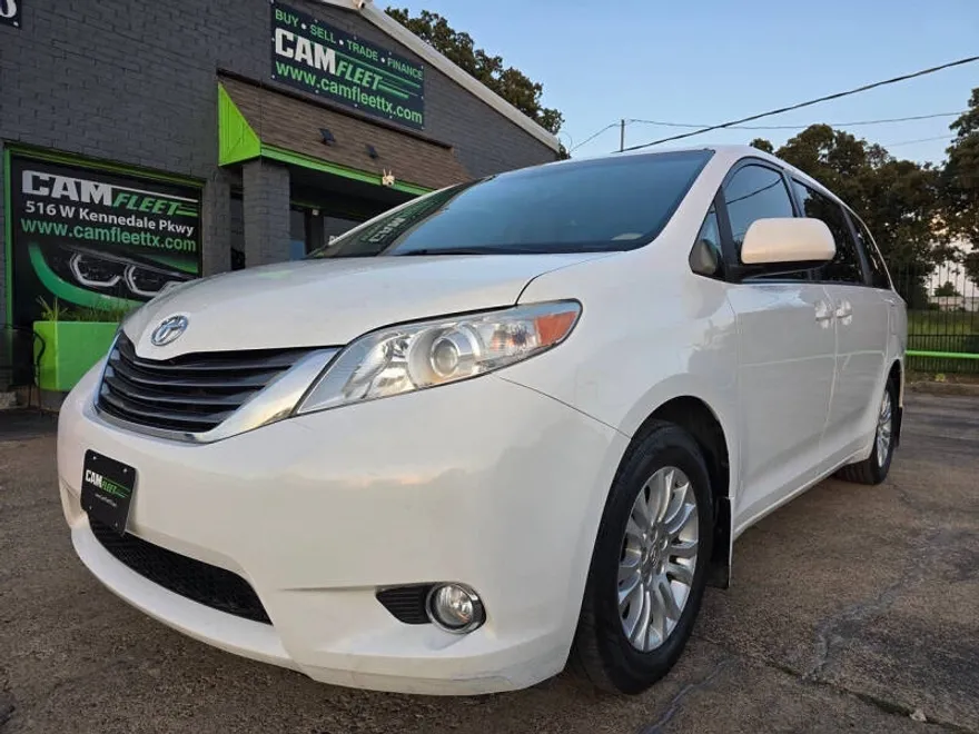 2013 Toyota Sienna XLE photo 1