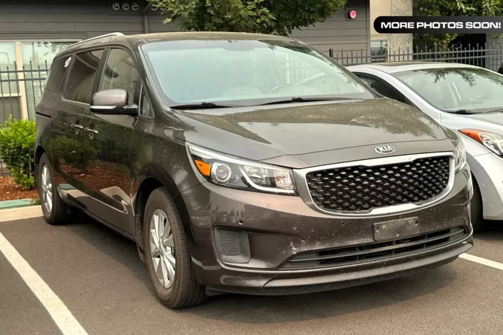 2017 Kia Sedona LX photo 1