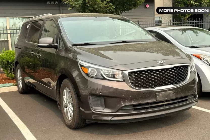 2017 Kia Sedona LX photo 1