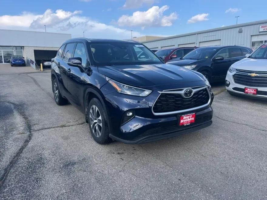 2022 Toyota Highlander XLE photo 1