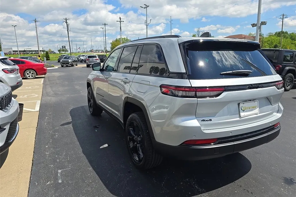 2025 Jeep Grand Cherokee Altitude photo 1