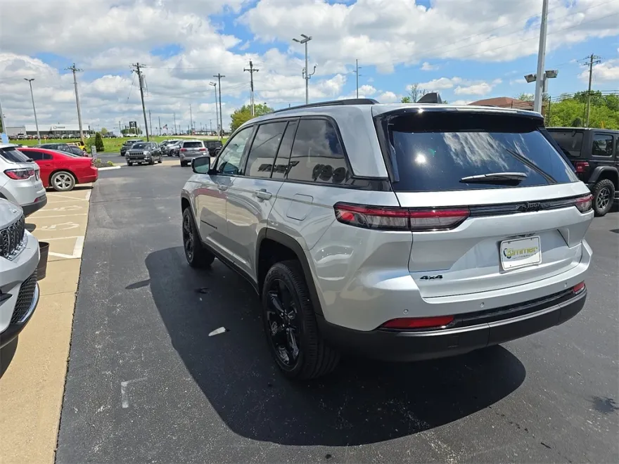 2025 Jeep Grand Cherokee Altitude photo 1