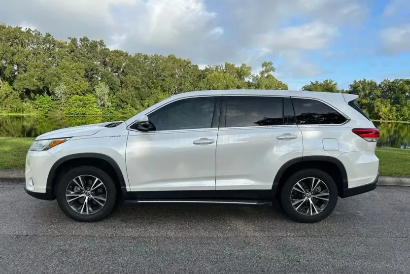 2019 Toyota Highlander LE photo 1