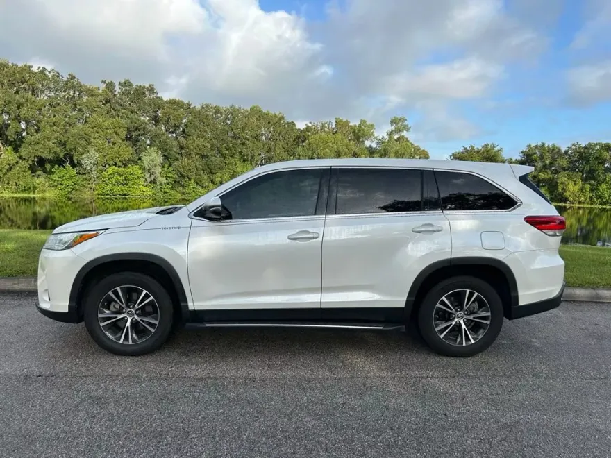 2019 Toyota Highlander LE photo 1