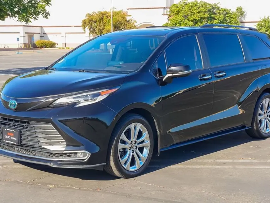 2022 Toyota Sienna Platinum photo 1