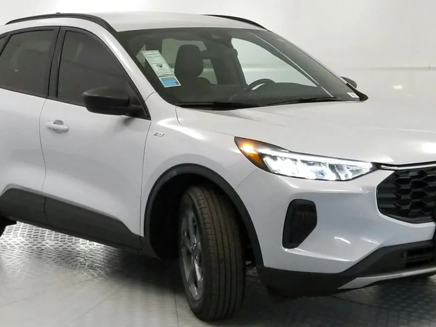 2025 Ford Escape ST-Line photo 1