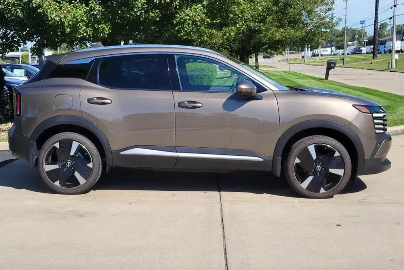 2025 Nissan Kicks SR photo 1