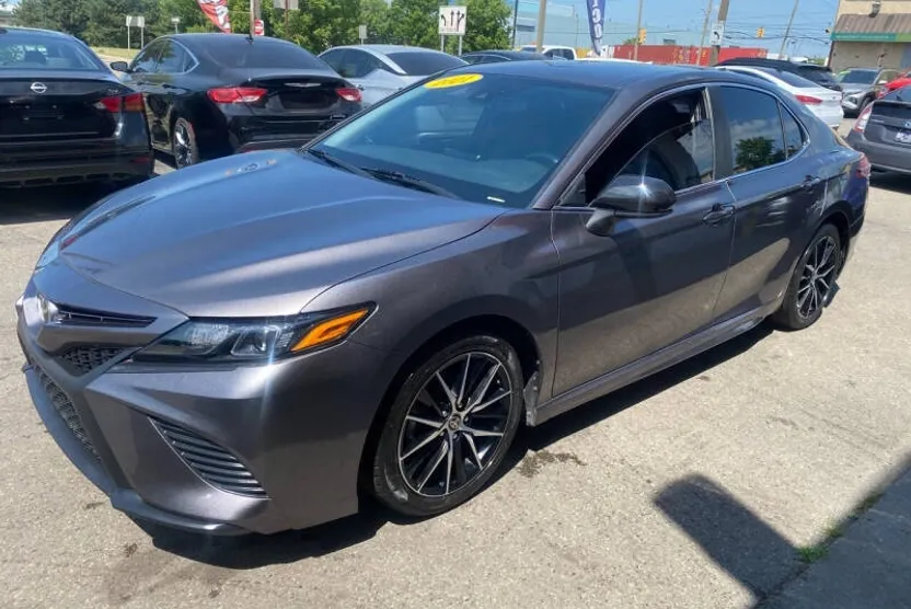 2021 Toyota Camry SE photo 1
