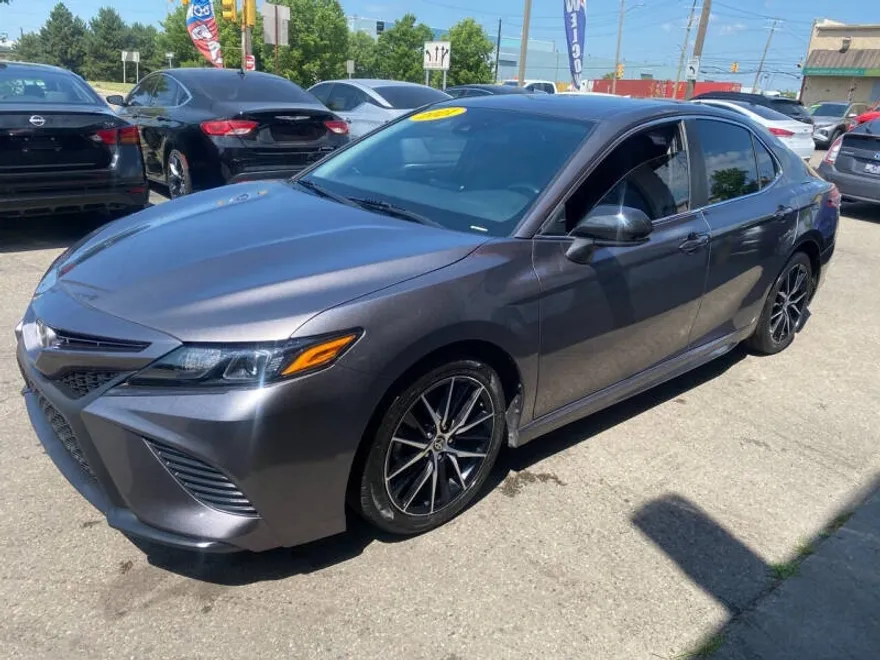 2021 Toyota Camry SE photo 1