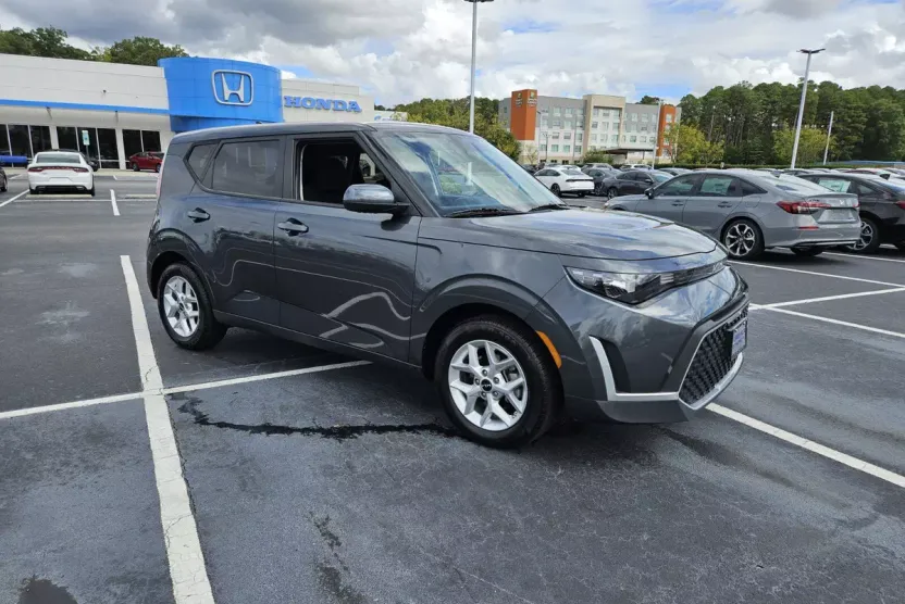2024 Kia Soul LX photo 1