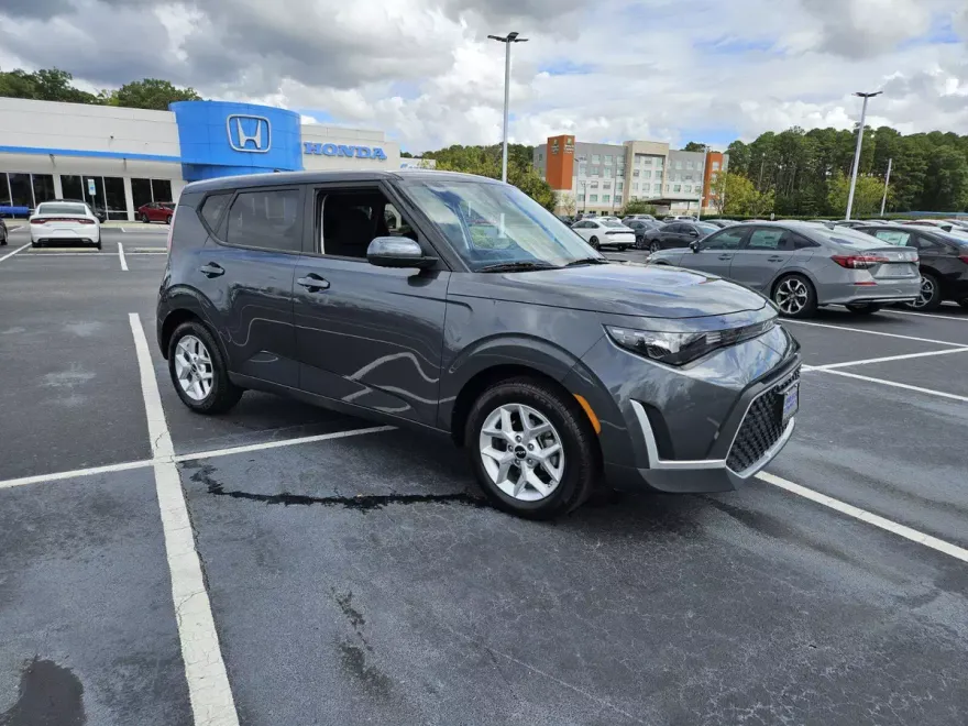 2024 Kia Soul LX photo 1