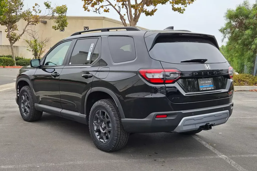 2025 Honda Pilot TrailSport photo 1