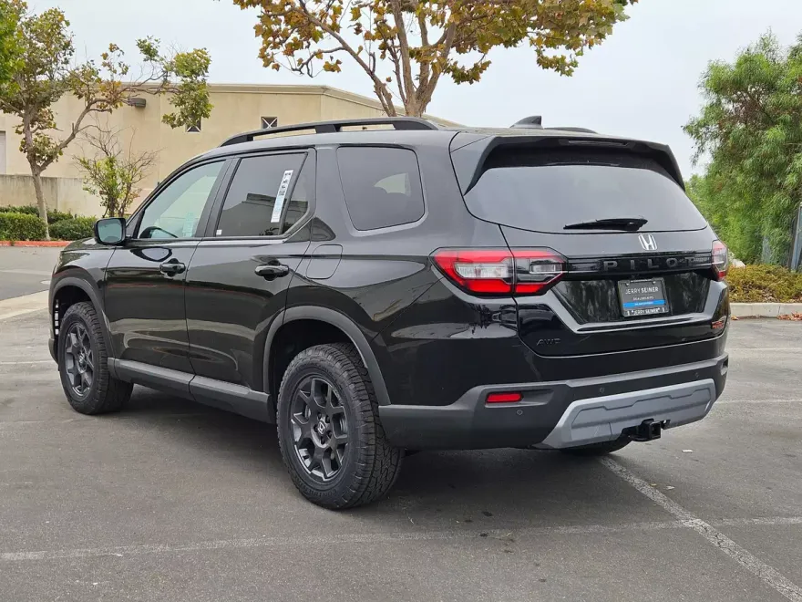 2025 Honda Pilot TrailSport photo 1