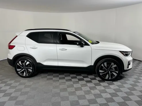 2025 Volvo XC40 Plus photo 4